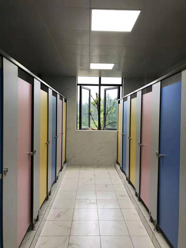 宜都创新实验学校的卫生间隔断设计方案