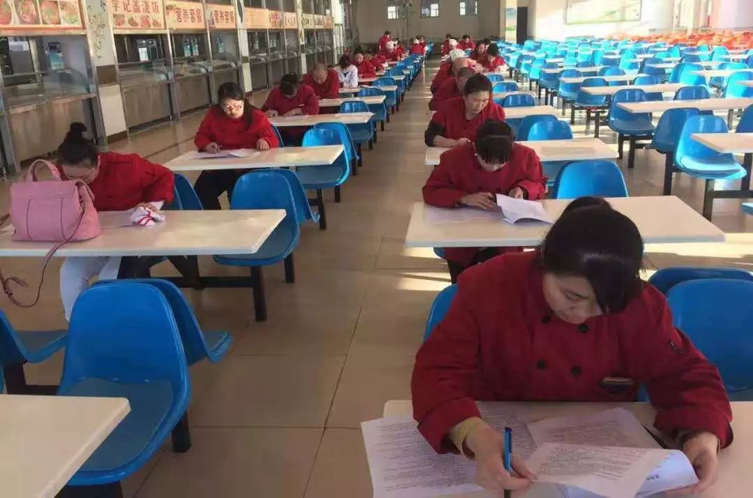 东风中学校园里严相随食堂内爱作伴
