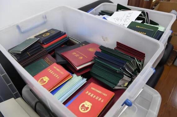 各种证件"一应俱全" 上海警方捣毁一制售假证犯罪团伙