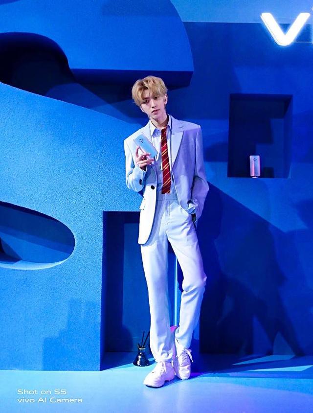 蔡徐坤一改《偶像练习生》中个性张扬的风格,身着一套淡蓝色西服的他