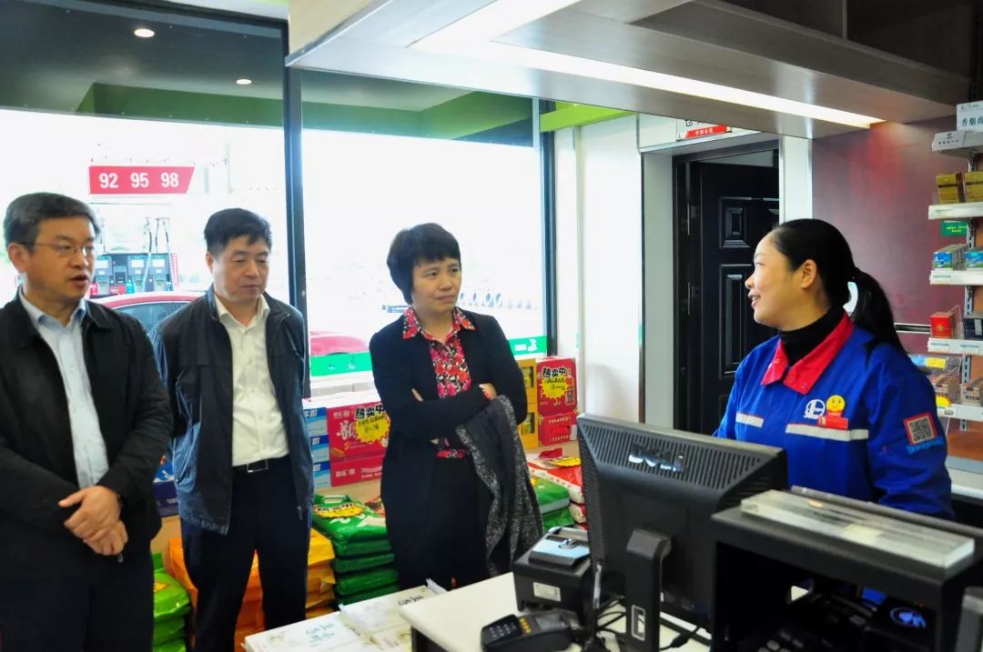 要闻中石化易捷公司董事长叶慧青一行到金华调研指导