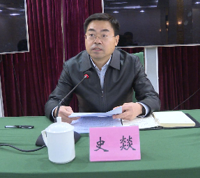 这是咱们嘉陵这边的区委副书记,区长史燚 在"着桶一样"给到会的"