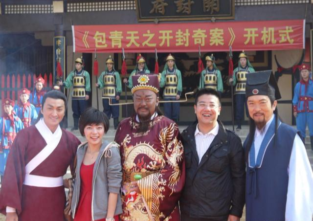 当时的何家劲正好靠着展昭一角爆红,但是却跟剧组闹出不愉快事件.