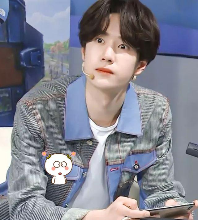 原创王一博拿手机的姿势火了看到他认真打游戏的样子我承认我心动