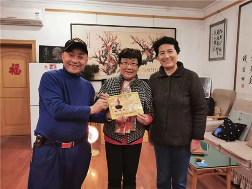 这次拜访军品大王李长东是和张思德的战友陈耀的女儿陈平一起去的.