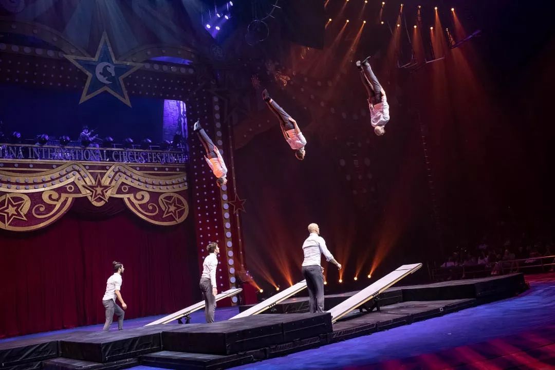 踩着节奏跳高高大跳板小跳板好看到飞起