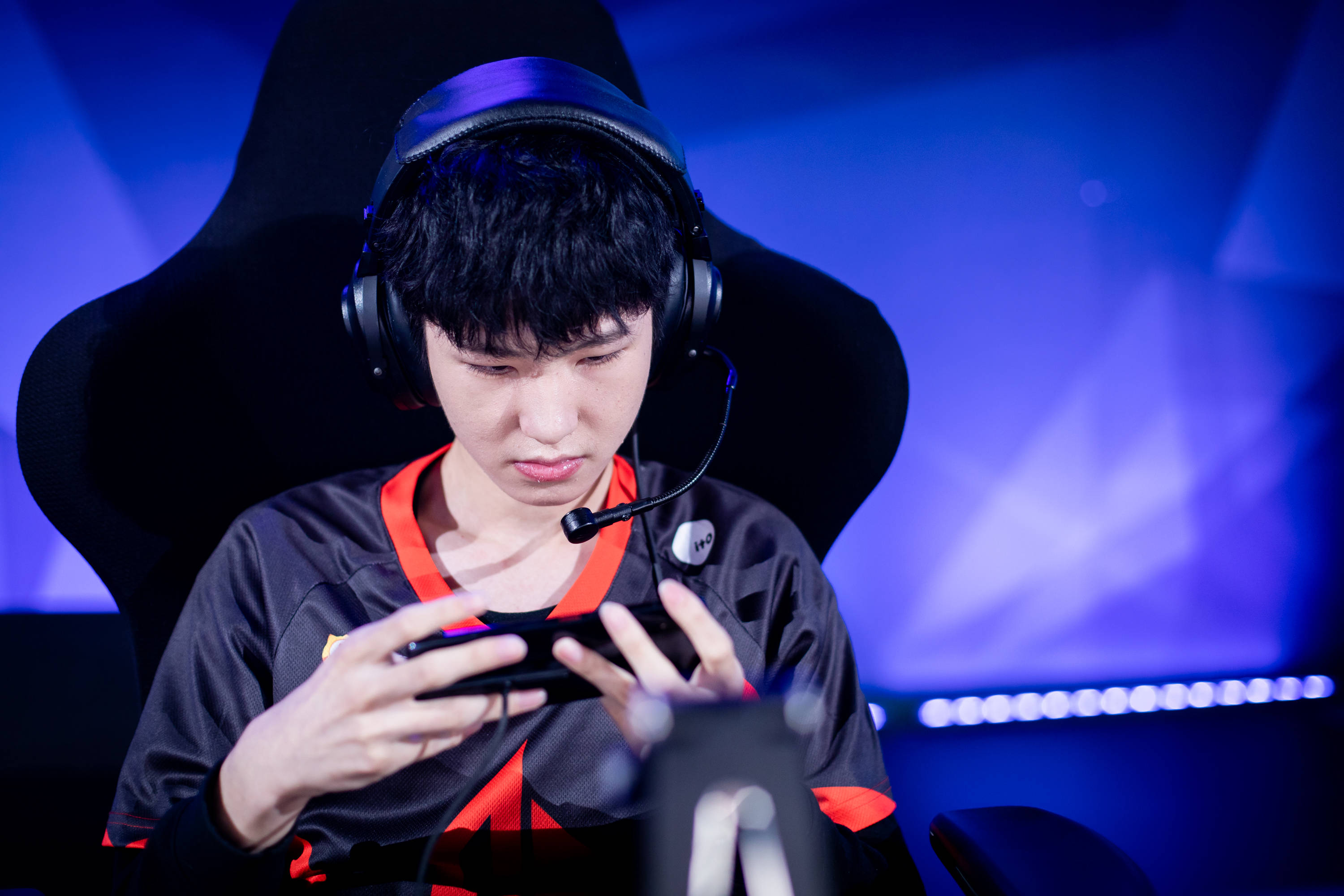 是为了打野核,但是蓝柚的野核节奏却不行,上麟羽是为了让一诺打边射