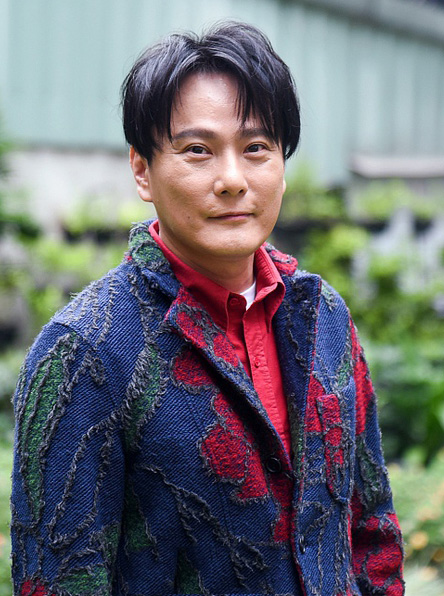 原创52岁张信哲突变大叔,穿印花西装显老态,"情歌王子"终将幻灭?