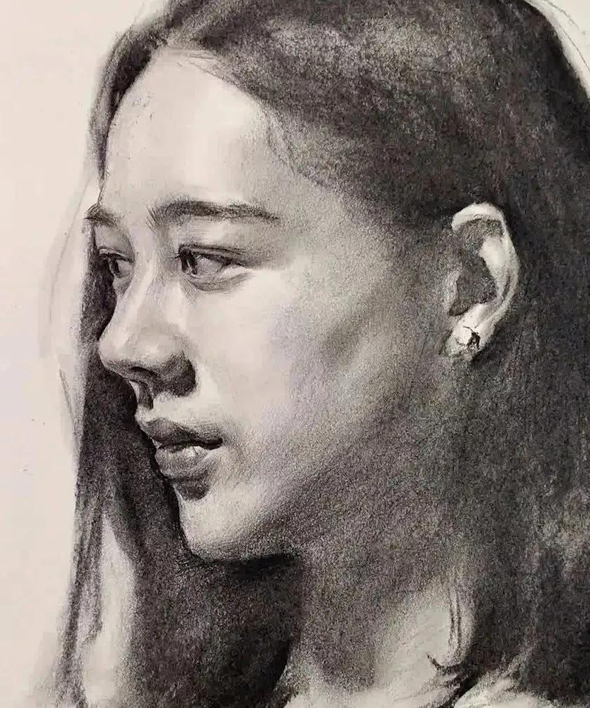 今日绘画教程 素描头像 看中长发侧颜的女青年怎么画