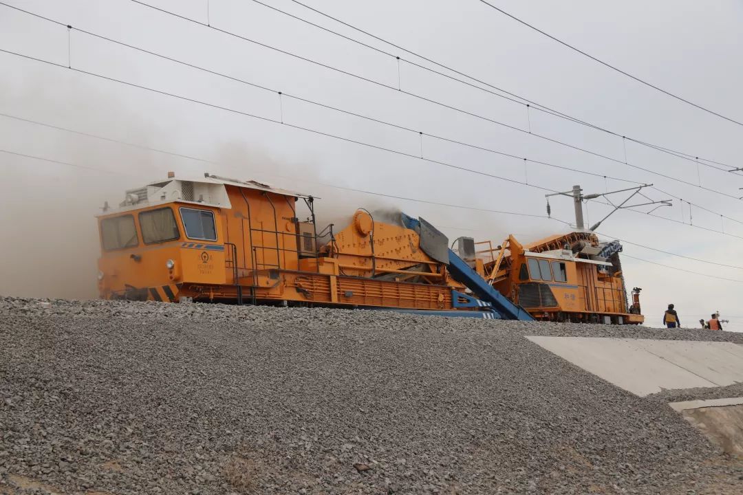 站段资讯九转功成乌鲁木齐工务机械段道床清筛任务突破1700公里