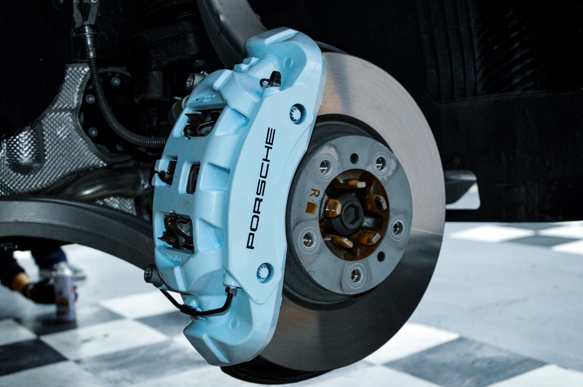 拒绝沉闷玩转亮色保时捷卡宴轮毂卡钳改色案例