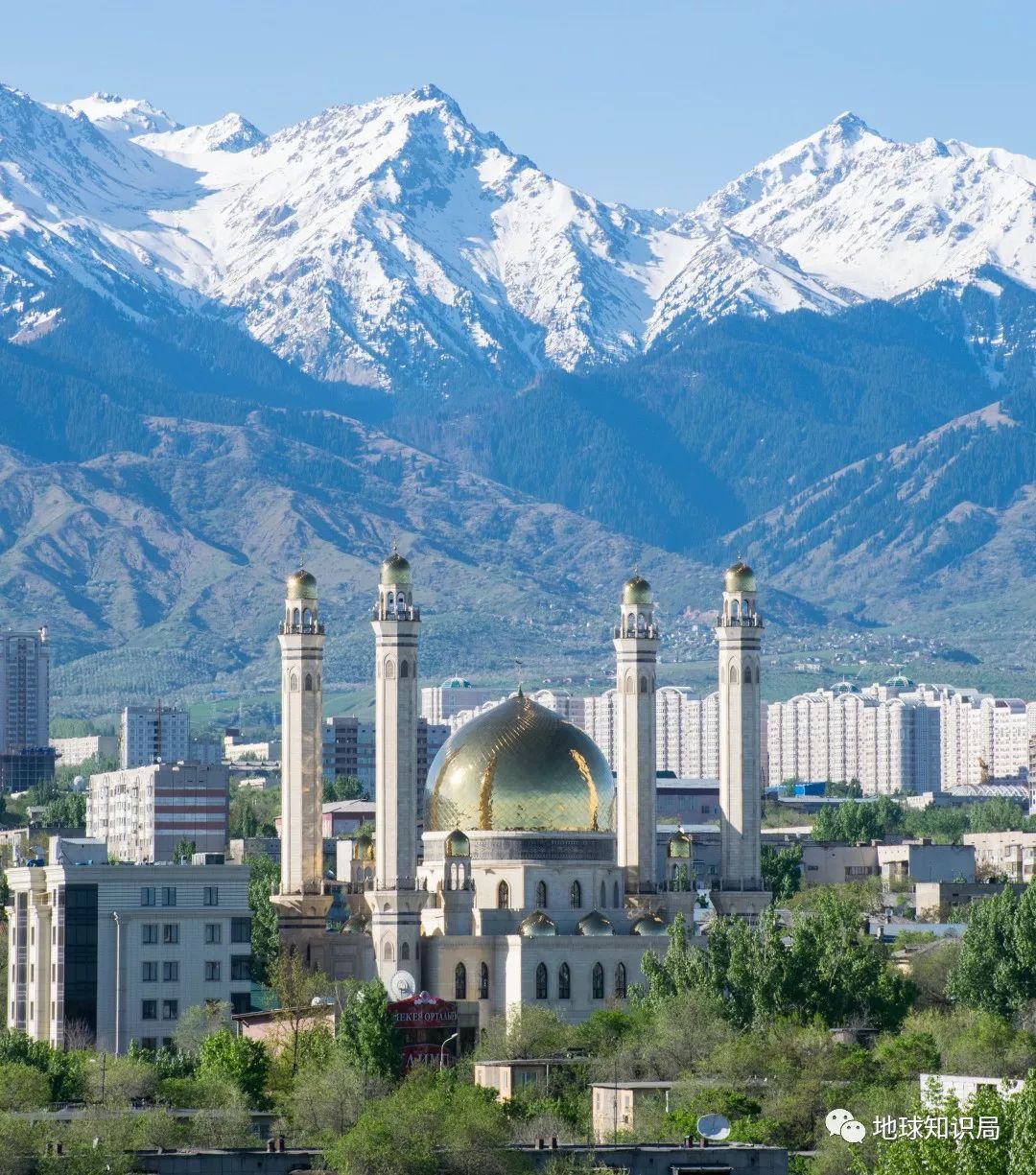 (图片来自shutterstock)▼阿拉木图,雪山脚下的清真寺在苏联时代和哈