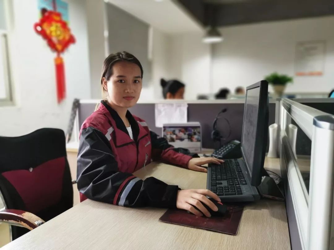 而对于忙碌的圆通客服"小姐姐"来说背诵一首古诗冲一杯咖啡泡一壶茶你