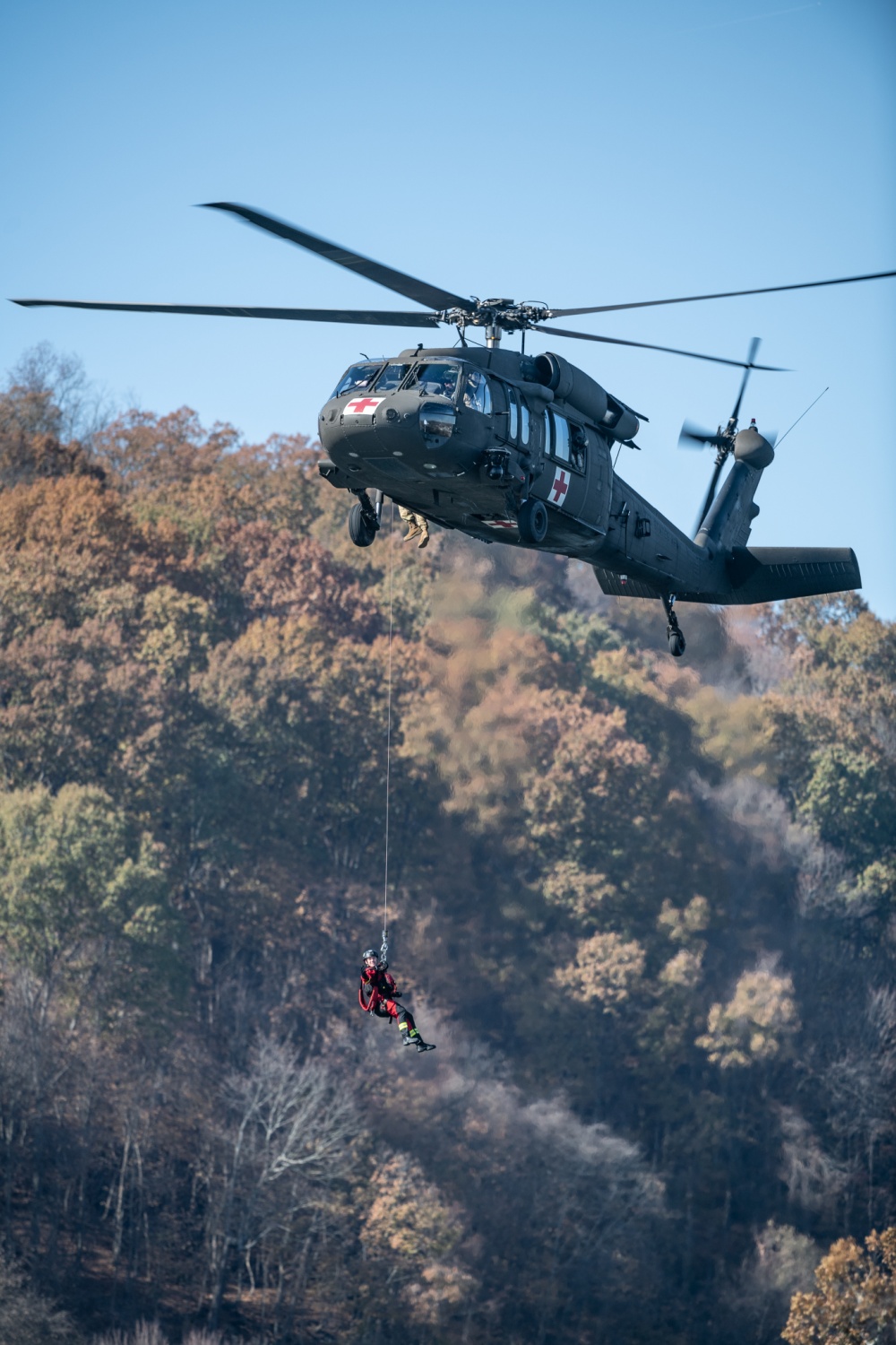 1/ 4 西弗吉尼亞州國民警衛隊uh-60m黑鷹直升機執行救援飛行任務.