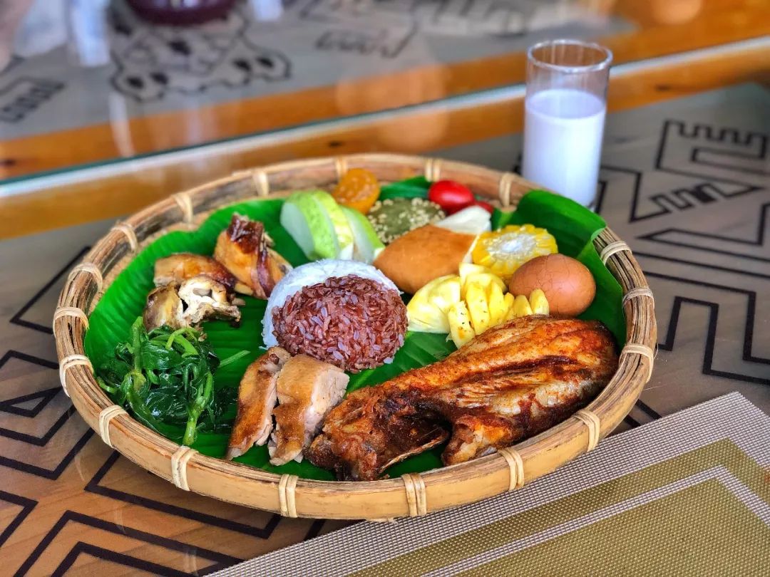 保亭的美食江湖,一半是簸箕餐,一半是山兰酒