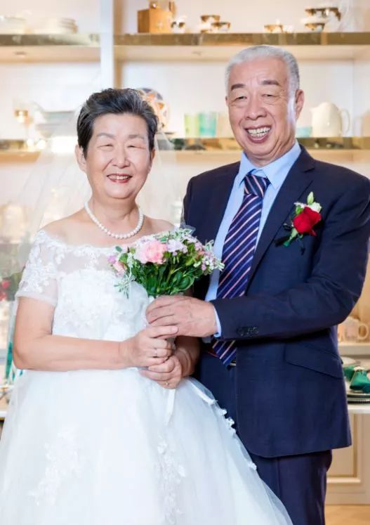68岁老夫妻补拍婚纱照,爱情永远不会变老!