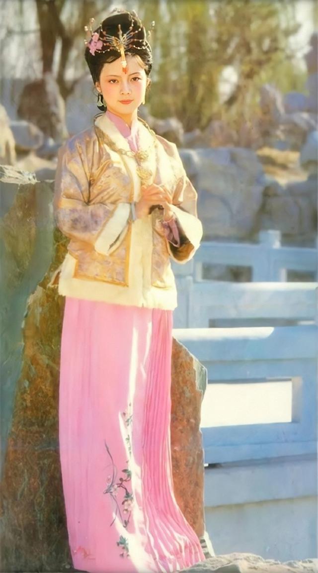 18岁的时候张莉陪朋友去参加红楼海选,意外被导演选中,编剧周玲在之后