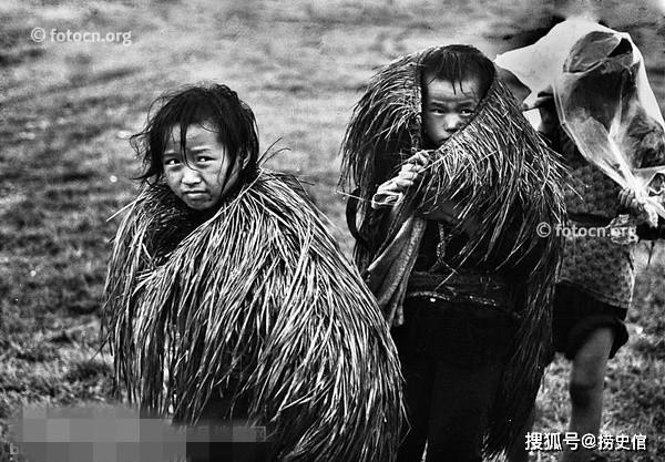 1980年代贵州还很穷赶场女人在布摊前徘徊男人在地摊喝酒