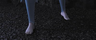 艾莎有了脚趾因为艾莎在第一部电影中从不赤脚,所以动画师们当时也没