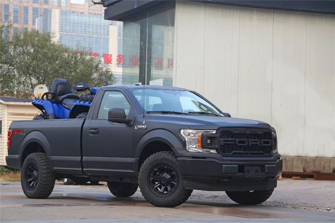 而单排版f150的功能并不仅限于载货拉货这么简单,加长版的后货箱,具备