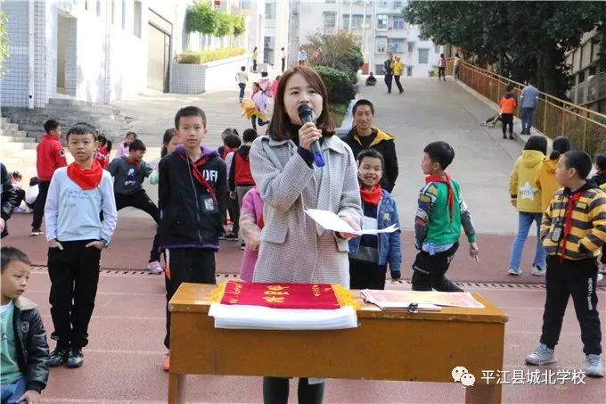 平江城北学校班级足球联赛放飞童年梦想