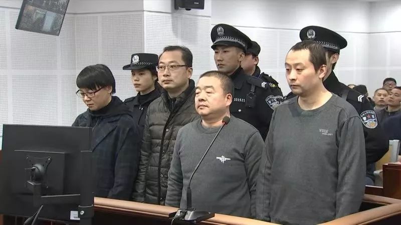 大快人心下沙这个恶霸团伙终于被拿下了小区业主们欢欣雀跃