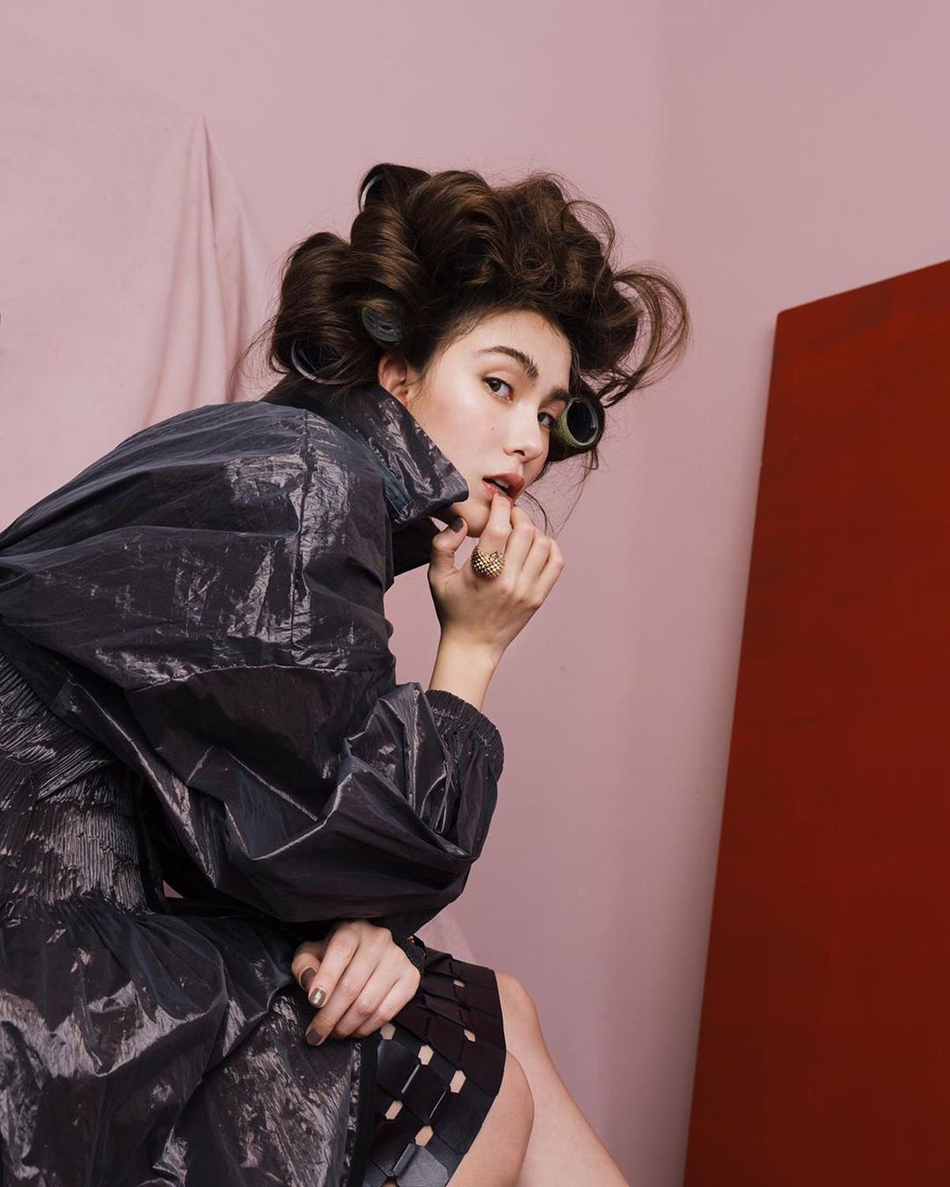 化着粗旷野生眉,变身御姐霸气妩媚,镜头前匍匐摆pose,撩裙秀纤细长腿