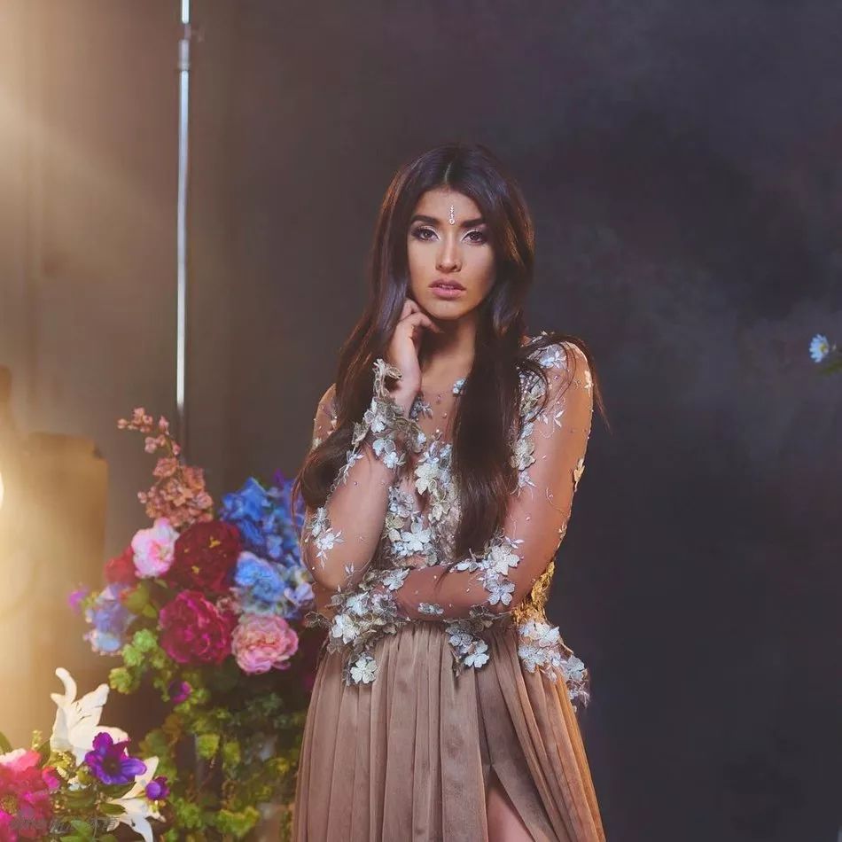 野性诱惑!国王老板女儿安佳丽最新美艳写真,听说有人羡慕这些狗狗