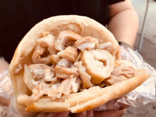 重口味吃货的选择,大肠肉夹馍,早餐的时候体验一下,感觉不错