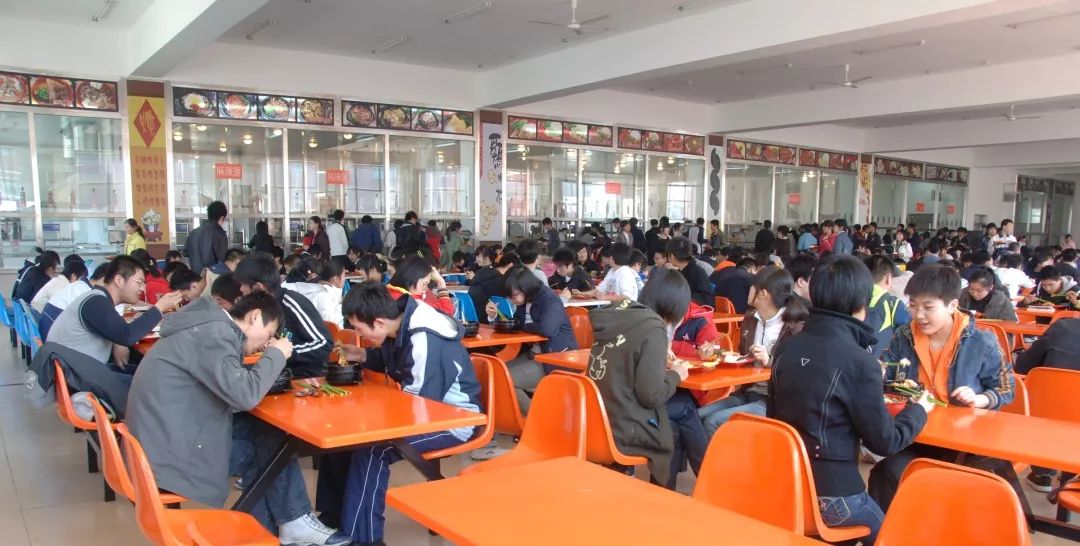 东风中学校园里严相随食堂内爱作伴
