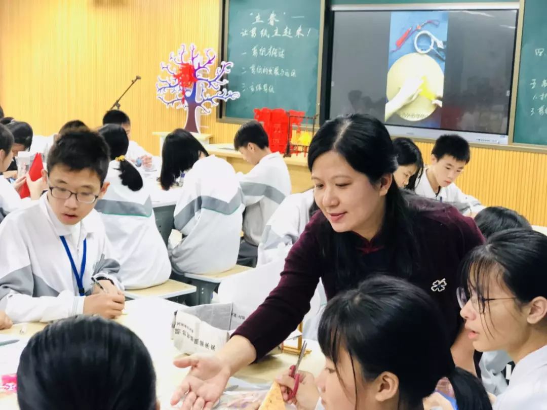 活动分为两个部分,首先由外砂华侨中学美术老师,省名师工作室骨干学员