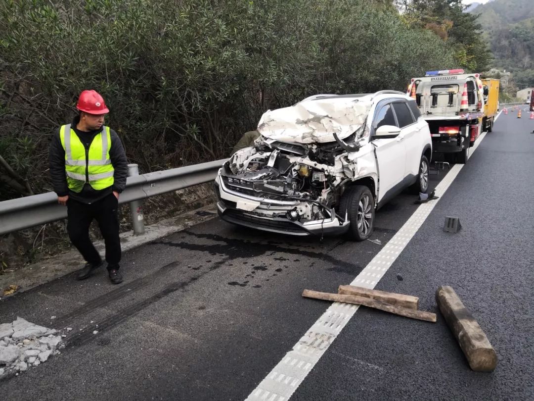 可怕!越野车高速上追尾大货车,被拖行将近4公里才停了下来