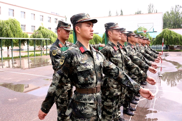 警卫兵不只是站岗放哨他们还有不为人知的另一面