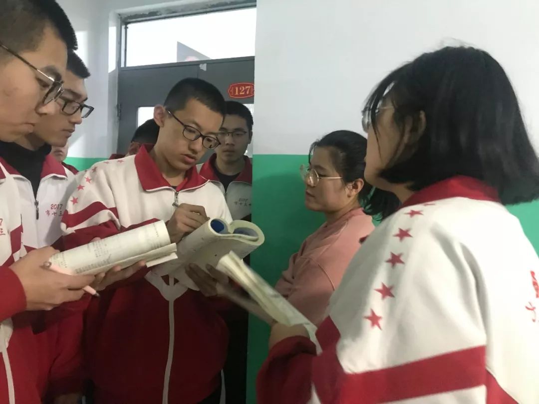 暖心护航健康成长衡水十三中老师暖心陪伴同学们奋战冬三月二