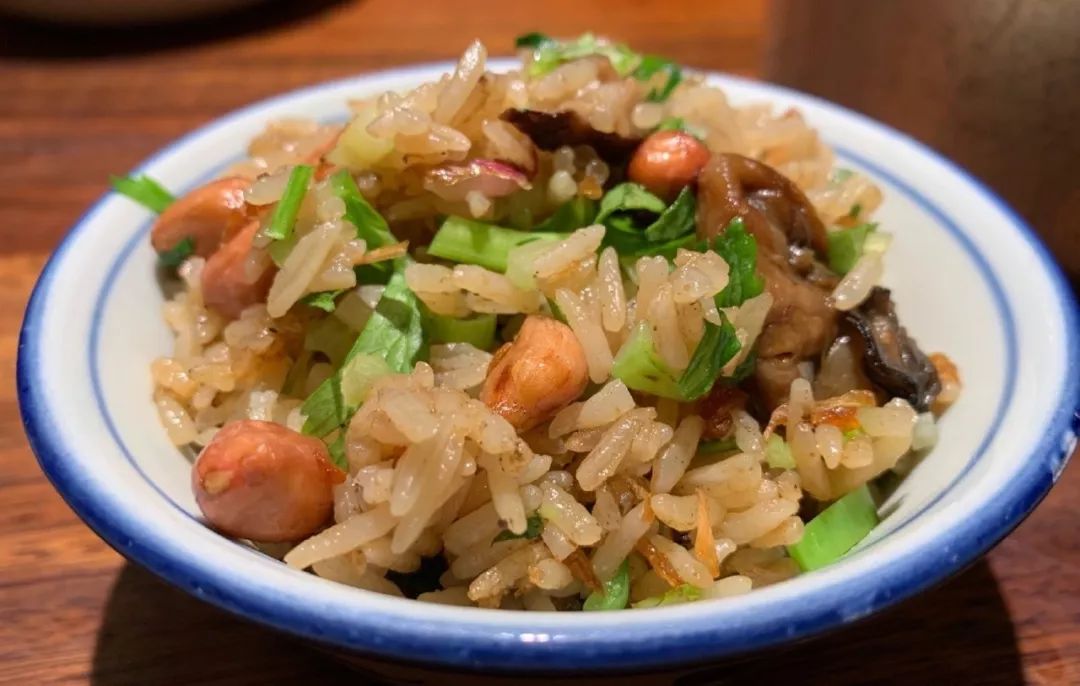 闽南咸饭,配上特制的甜辣酱才对味.