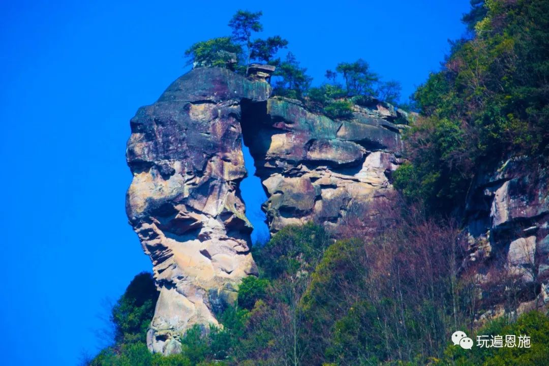 神笔绘神壁建南崖壁上的风化岁月