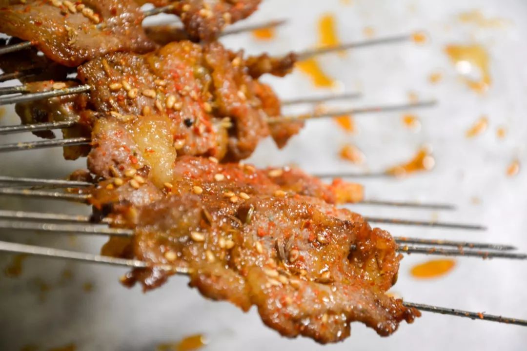 两根铁签才能串起肥瘦相间的大片牛双筋}barbecue双筋{还真不小!