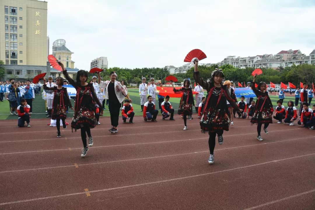 各式創意陸續登場國旗隊,屆旗隊,紅旗隊,鮮花隊率先入場對運動的理解