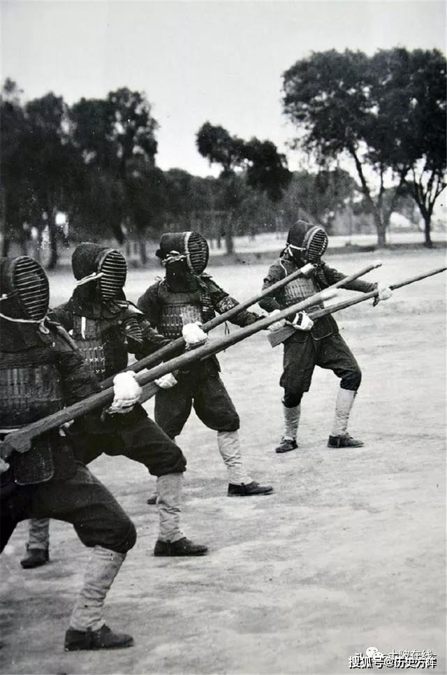 新军正在练习刺杀练刺杀的过程中士兵们穿着护甲,防止受伤.