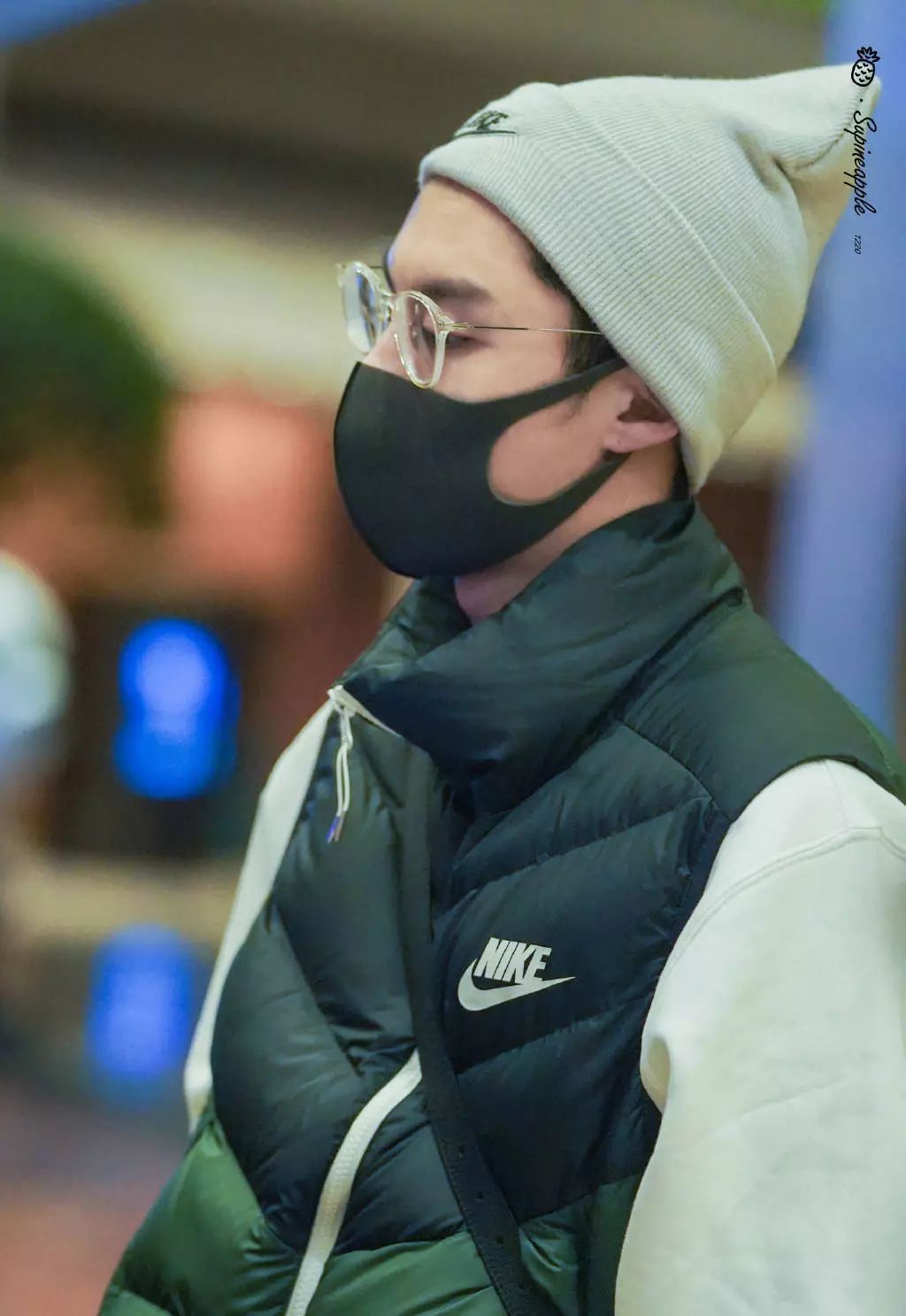 159也可以大胆玩反差,酷盖王一博穿了一身浅色,就偏要戴顶针织毛线