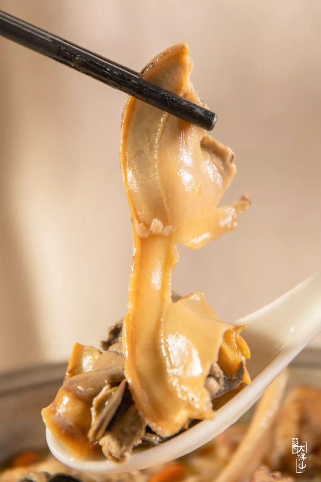 兴妹的河蚌浸鸡绝对不要错过,原只河蚌 广宁竹林脆皮鸡,用料超大方!