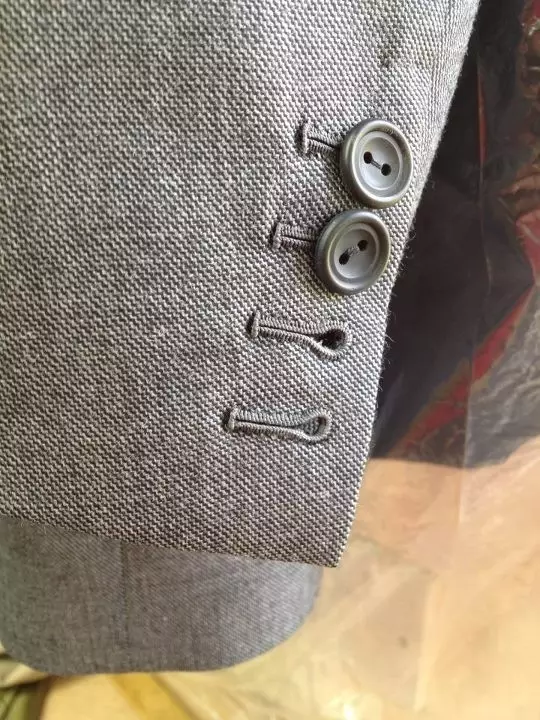 手工西装的纽扣眼都是手工缝的.