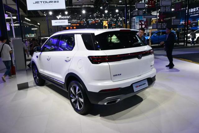 外观方面,新车采用了"御岳生命动感"理念设计,高光瀑布前脸造型,流光