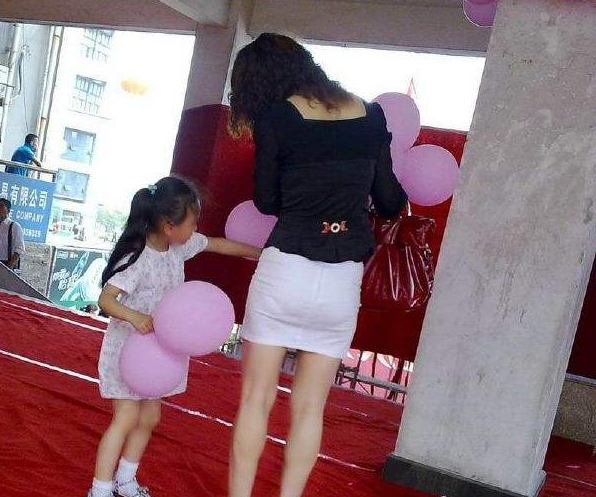 原创95后幼师穿短裙上课被家长质问不害臊园长请尊重老师