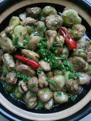 砂锅蚕豆煲