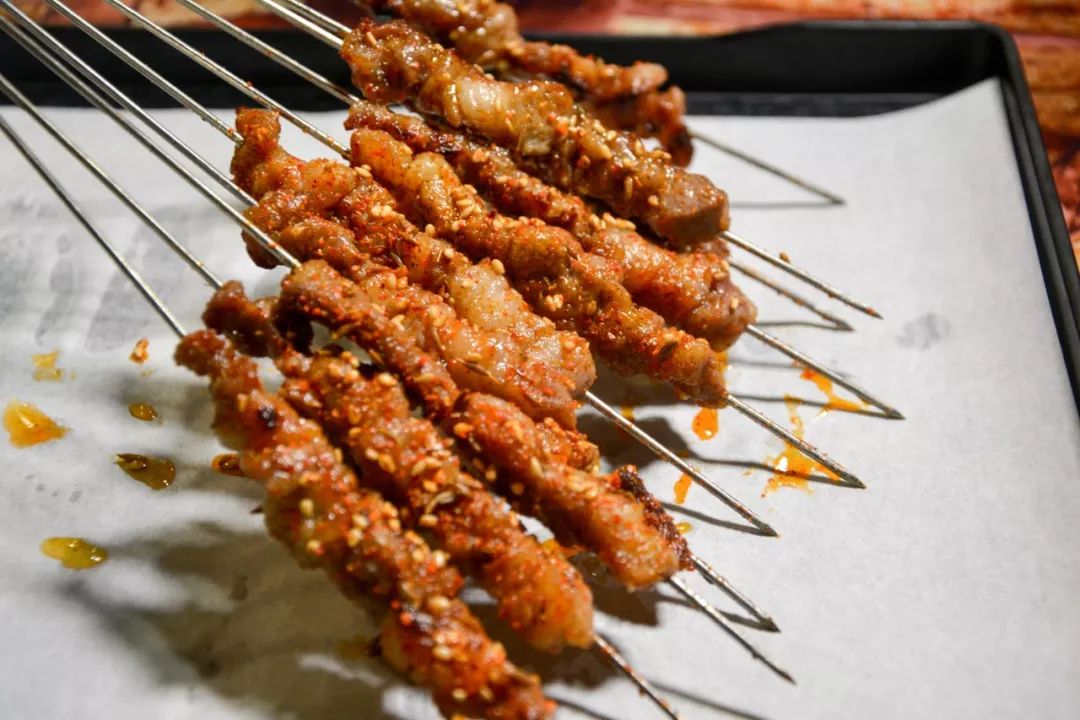 多年的经验两根铁签才能串起肥瘦相间的大片牛双筋}barbecue双筋{还真