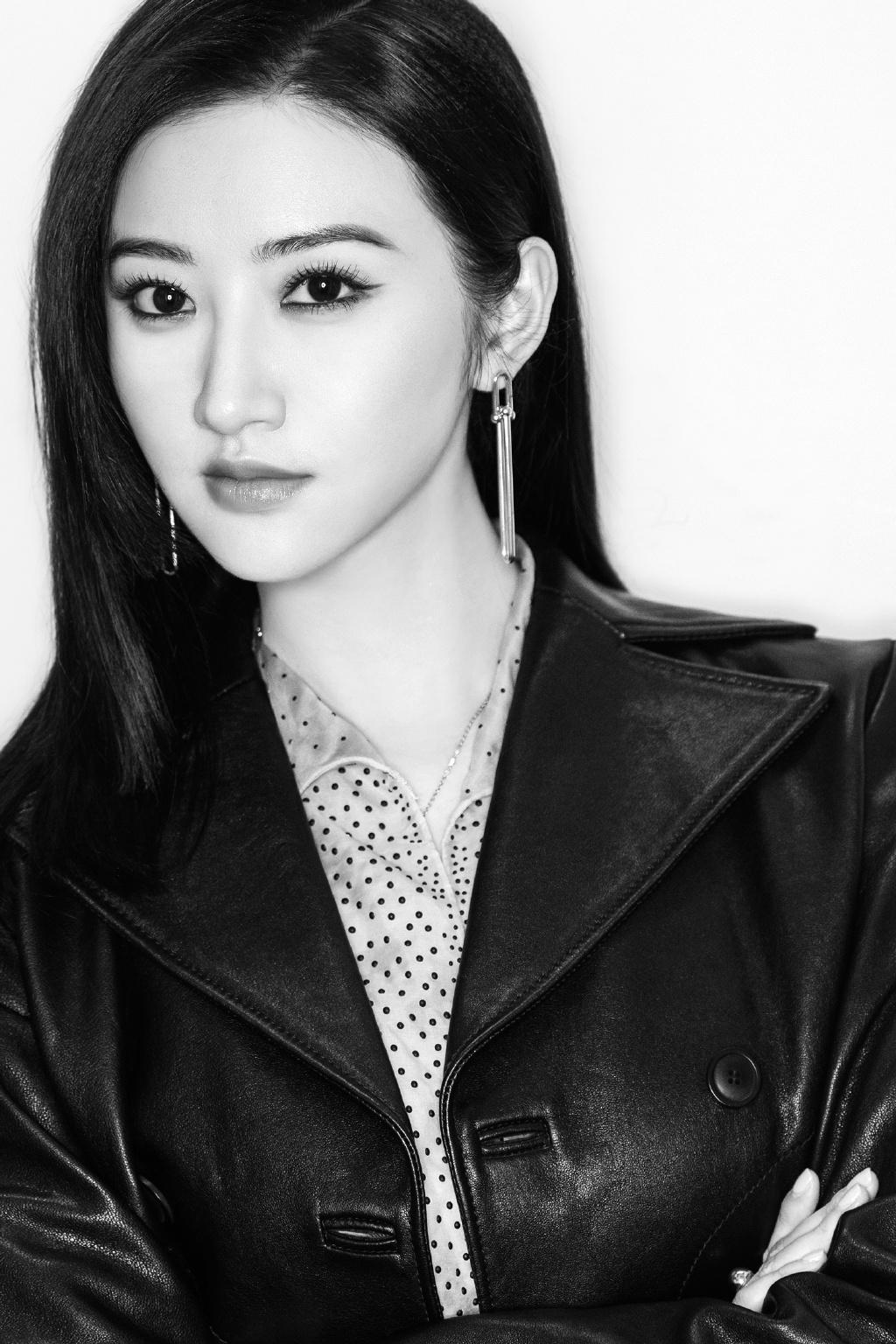 景甜黑色皮衣造型曝光,大气简约,知性优雅