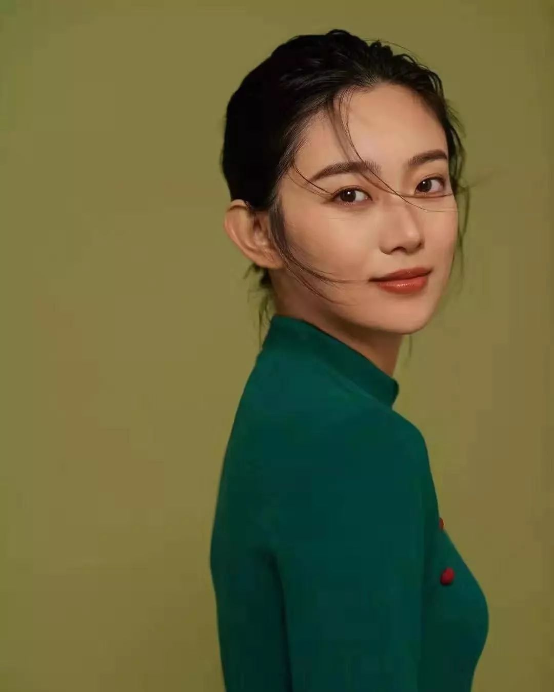 "李七月符合我对文艺类主持人的想象,除了有良好的表达力和思辨力外