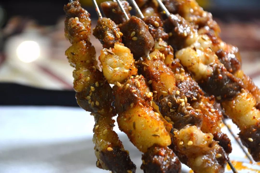 的油腻被烤到金黄酥脆的肥筋在保持着脆韧口感的同时牛双筋被烤的恰