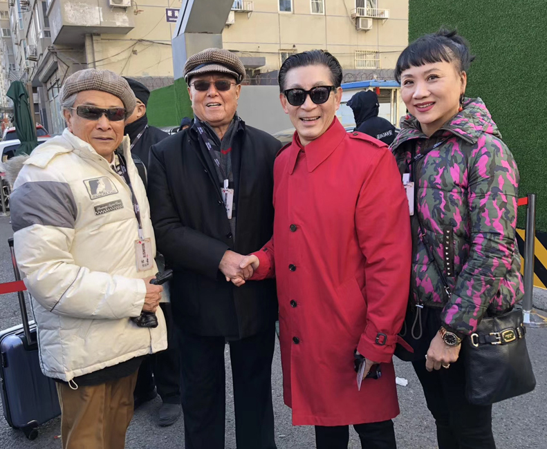 于虹夫妇与"禄星"李润声(左一),"菩提祖师"关云阶(左二)合影六小龄童